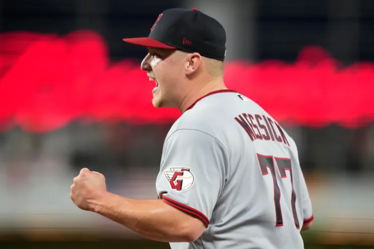 Guardians beat Marlins 3-2 behind Messick's 6 strong innings